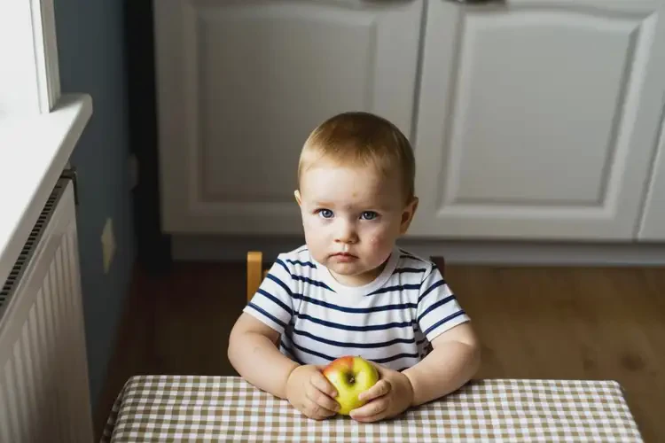 幼兒臉上偶爾長濕疹不管它會自己好嗎(圖1)