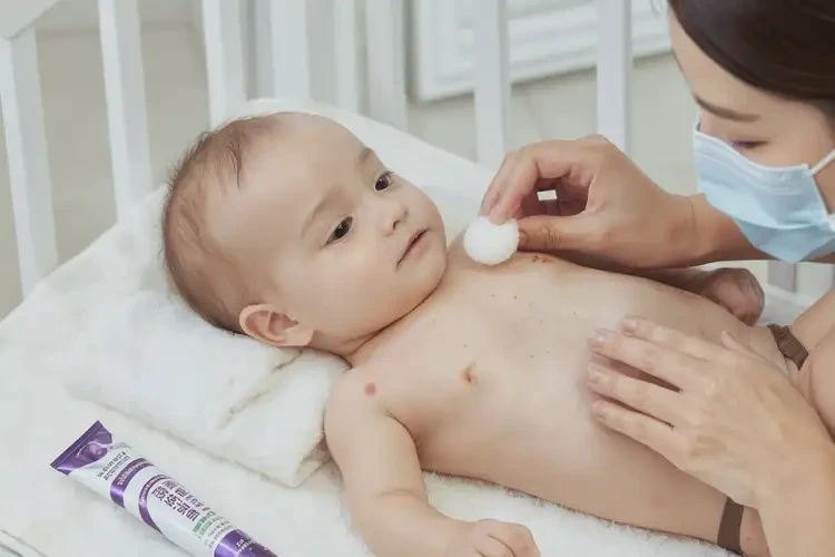 小兒脖子上出現(xiàn)濕疹不管它會(huì)自己好嗎(圖2)