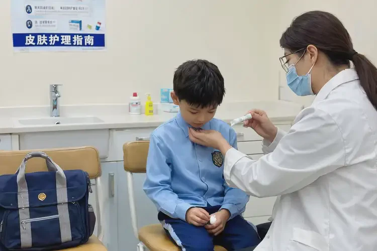 小學(xué)生脖子上出濕疹不管它會自己好嗎(圖3)