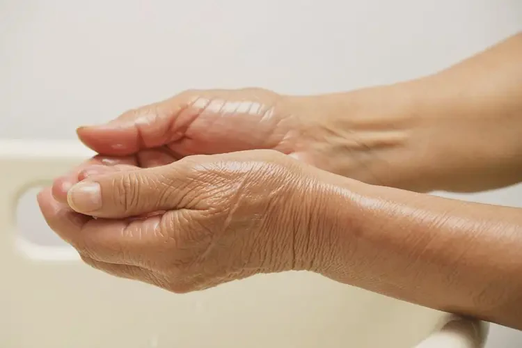 高齡老人手臂上出濕疹能夠徹底治愈嗎(圖4)