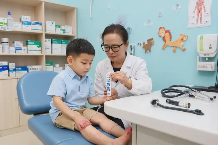 孩子腳上偶爾長(zhǎng)濕疹可不可以徹底自愈(圖1)