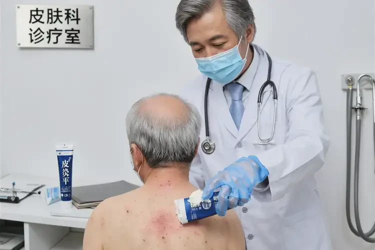老年人脖子出濕疹能夠徹底治愈嗎(圖3)