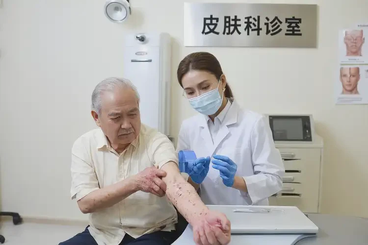 老年人全身偶尔起湿疹不管它会自己痊愈吗(图1)