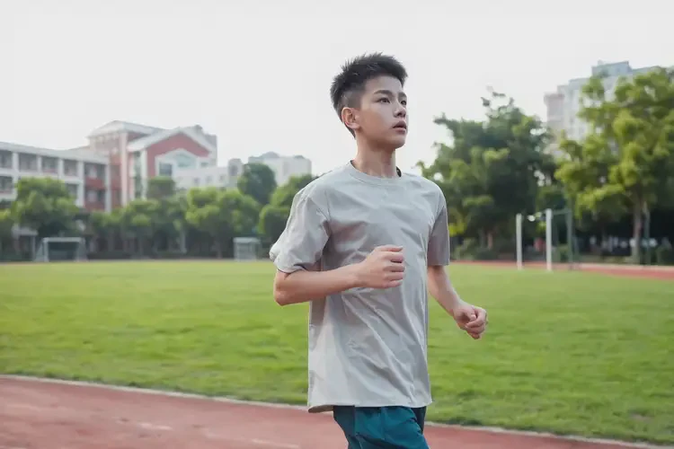 大学生大腿起湿疹不管它会自己痊愈吗(图1)