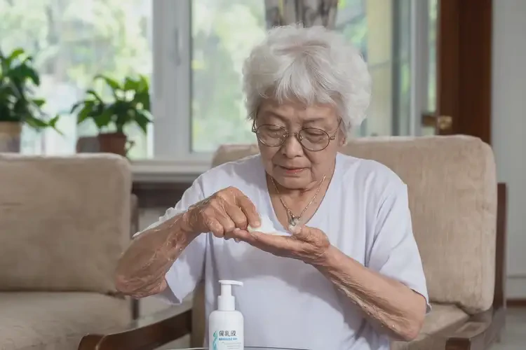 老年人手上出現(xiàn)濕疹不管它會(huì)自己好嗎(圖2)