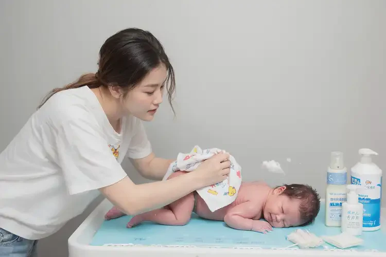 嬰兒屁股上經(jīng)常起濕疹可不可以根治(圖2)