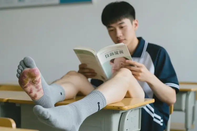 大學(xué)生腳上經(jīng)常起濕疹不管它會(huì)自己自愈嗎(圖2)