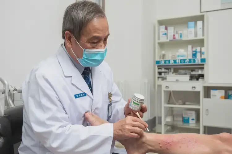 老年人小腿上經(jīng)常起濕疹不管它會(huì)自己自愈嗎(圖3)