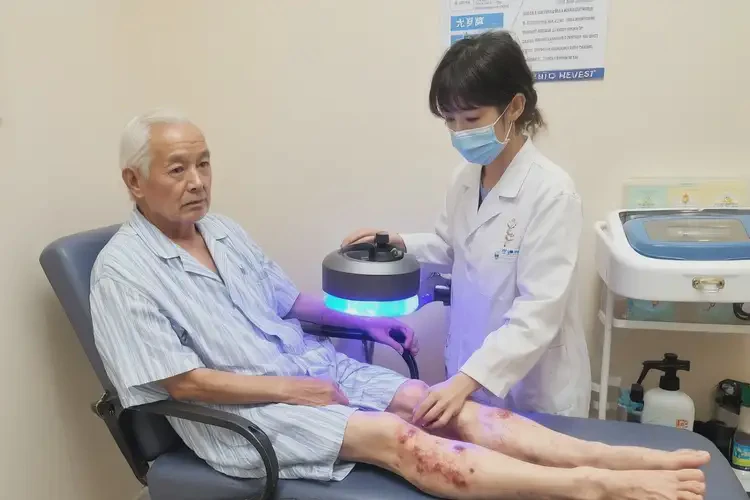 老年人小腿偶尔起湿疹可不可以彻底自愈(图1)