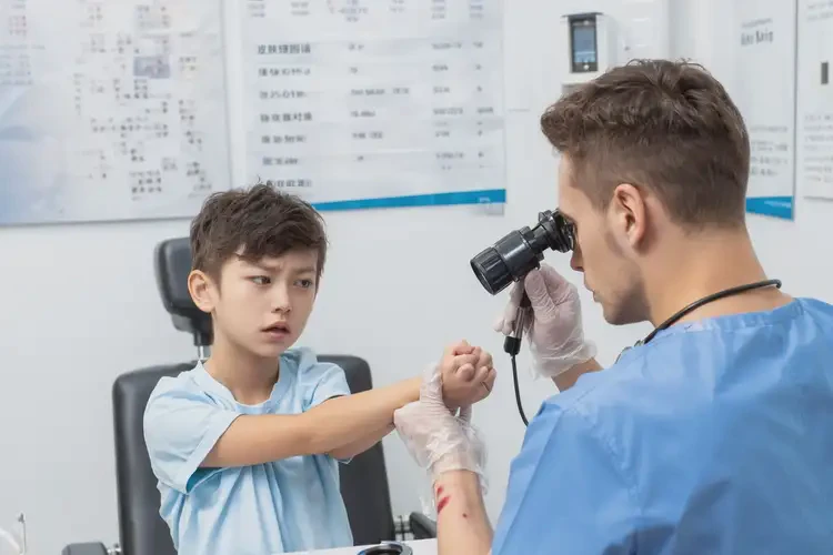 小儿全身偶尔起湿疹不管它会自己好吗(图1)