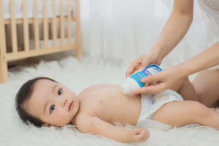 寶寶肚子上出現(xiàn)濕疹可以徹底自愈嗎(圖1)