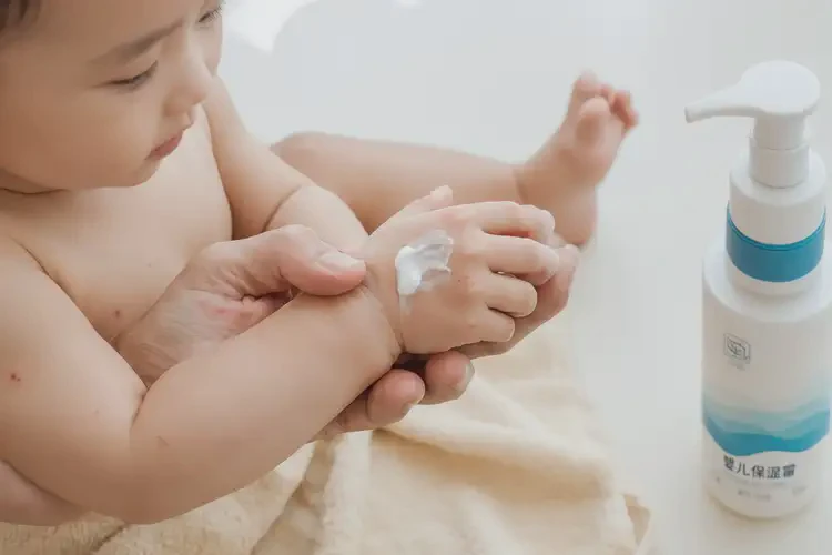 寶寶手上出現(xiàn)濕疹不管它會自己自愈嗎(圖2)