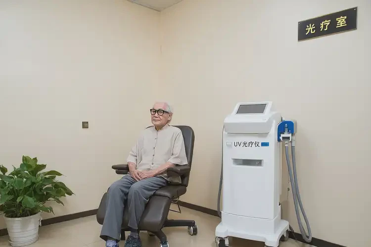 老人手上偶爾長(zhǎng)濕疹可以徹底自愈嗎(圖1)