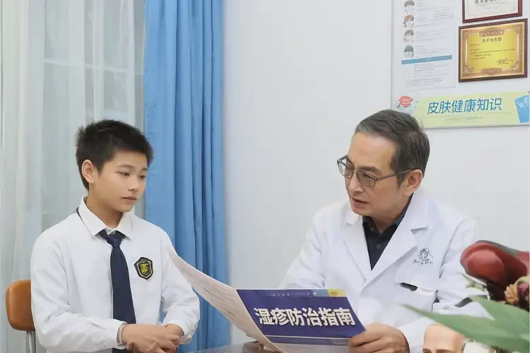 中學(xué)生臉上經(jīng)常起濕疹不管它會(huì)自己痊愈嗎(圖3)