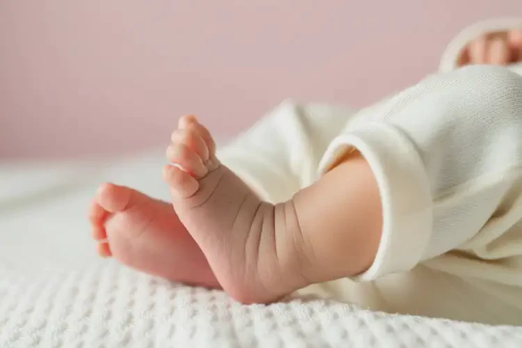 新生儿脚上长湿疹不管它会自己痊愈吗(图2)