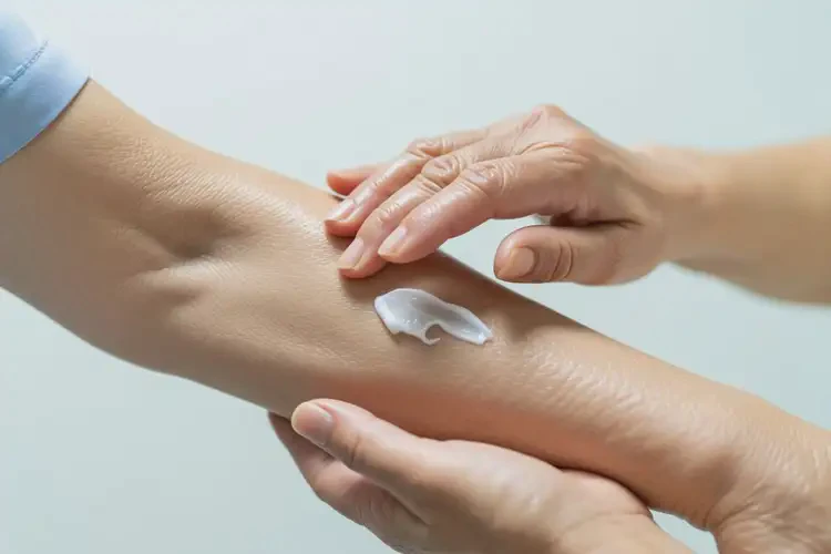 高齡老人手臂上出濕疹能夠徹底治愈嗎(圖2)