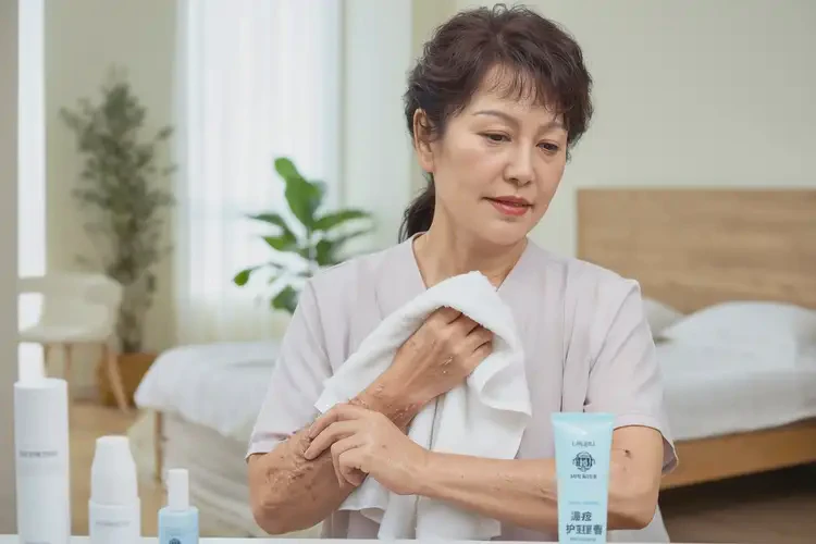 大學生小腿上經(jīng)常起濕疹不管它會自己自愈嗎(圖1)