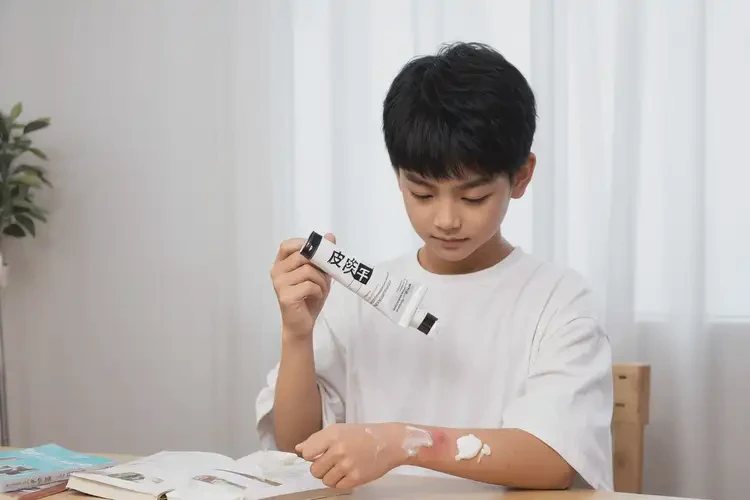 青少年手臂上經(jīng)常長濕疹不管它會自己痊愈嗎(圖3)