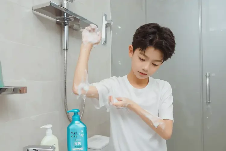 青少年手臂上經(jīng)常長濕疹不管它會自己痊愈嗎(圖1)