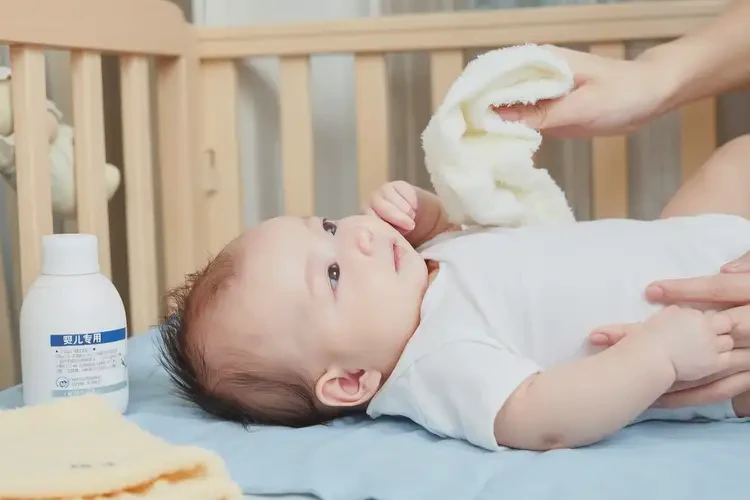 嬰幼兒臉上偶爾長濕疹不管它會自己好嗎(圖1)