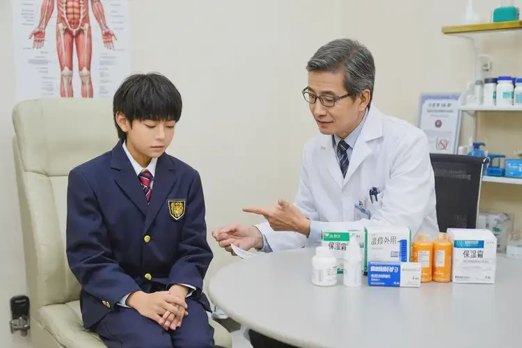 中學(xué)生小腿上偶爾長(zhǎng)濕疹可不可以根治(圖3)