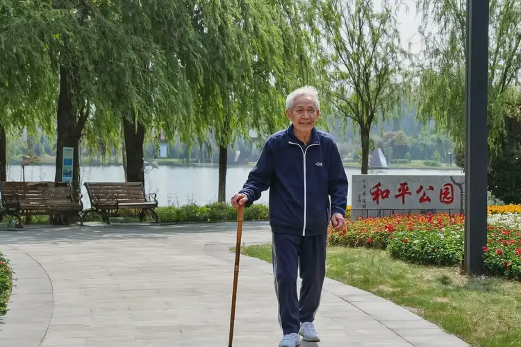 高龄老人手臂上偶尔起湿疹能不能彻底自愈(图1)