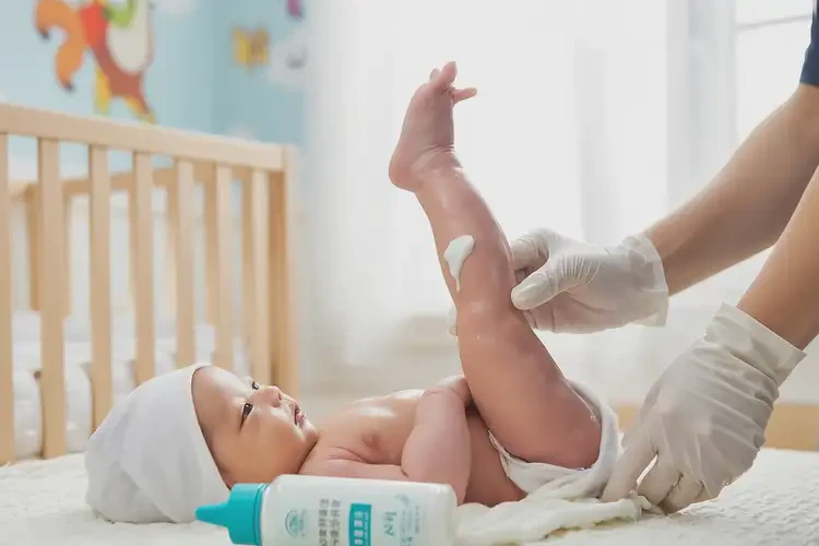 新生兒大腿上出現(xiàn)濕疹能徹底自愈嗎(圖3)