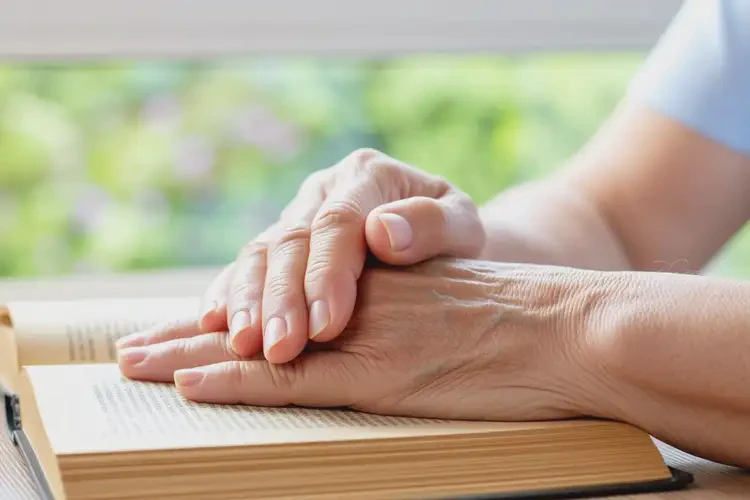 老年人手上容易長濕疹能徹底自愈嗎(圖2)