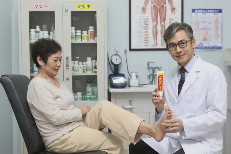 女人腳上偶爾起濕疹不管它會自己自愈嗎(圖1)