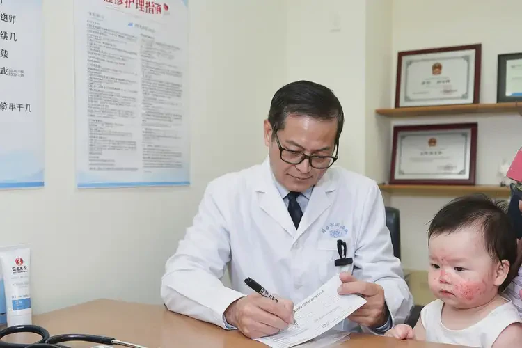 嬰兒脖子上出現(xiàn)濕疹能夠徹底治愈嗎(圖2)