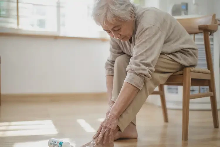 老人腳上出現濕疹能夠徹底治愈嗎(圖4)