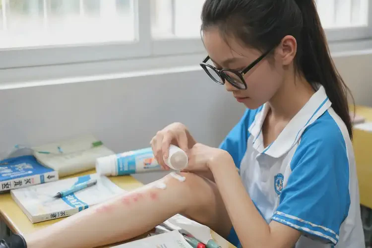 中學(xué)生小腿上有濕疹不管它會(huì)自己自愈嗎(圖2)