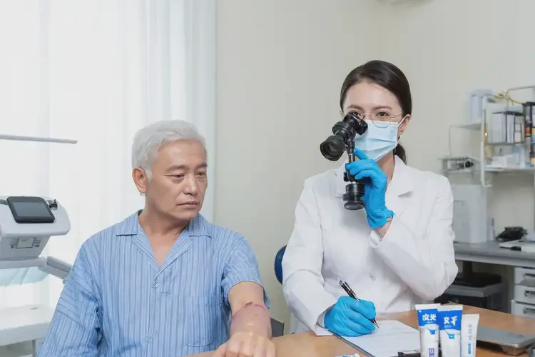 高齡老人小腿上經(jīng)常長濕疹不管它會自己好嗎(圖2)