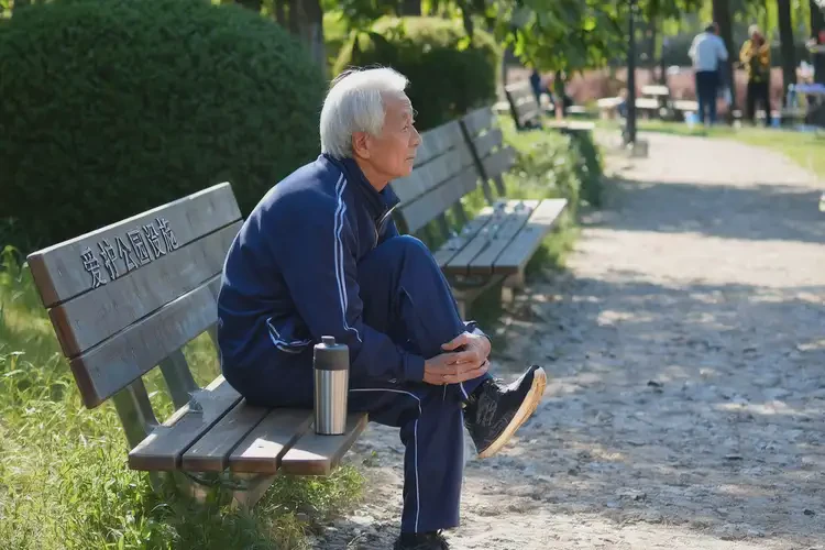 老年人小腿出現(xiàn)濕疹可不可以根治(圖1)