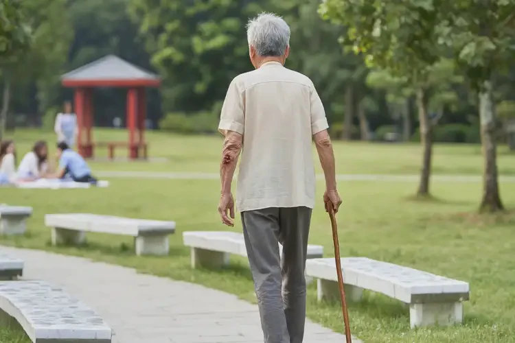 老人身上偶爾起濕疹能夠徹底治愈嗎(圖1)