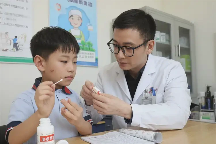 小学生脖子偶尔长湿疹能够彻底治愈吗(图4)
