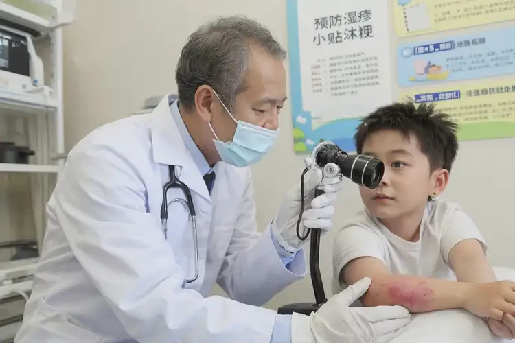 少兒四肢偶爾起濕疹不管它會(huì)自己自愈嗎(圖1)