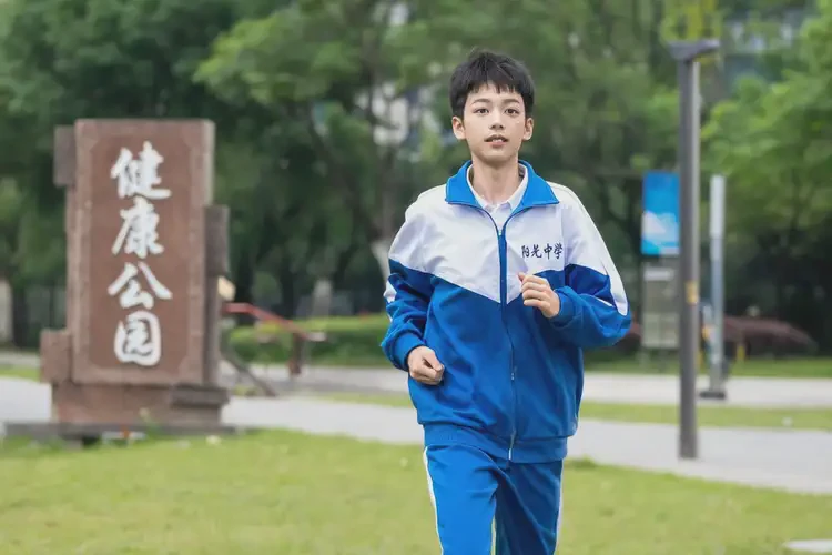 中學(xué)生小腿出現(xiàn)濕疹能夠徹底治愈嗎(圖1)