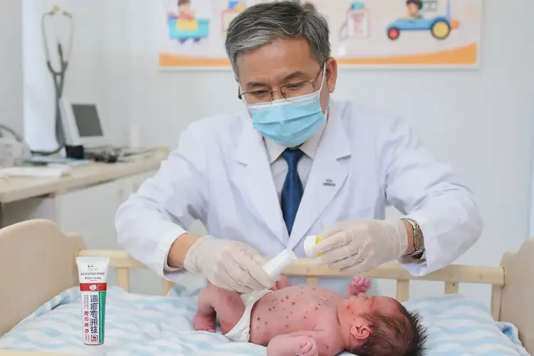 新生兒手臂出濕疹能靠自己自愈嗎(圖3)