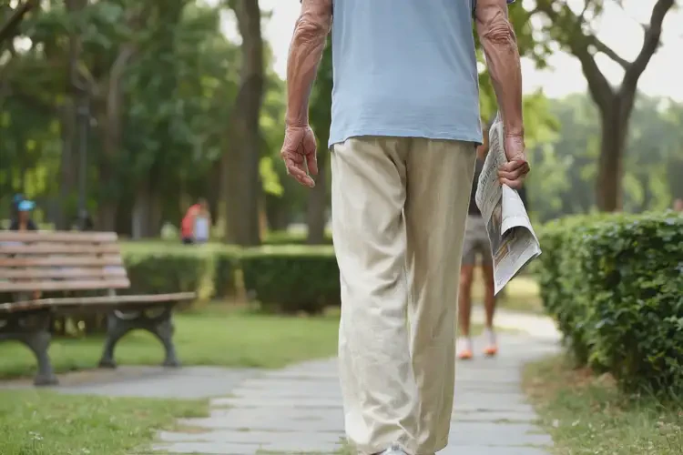 老人小腿上經(jīng)常起濕疹可不可以根治(圖1)