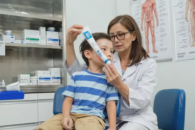 小兒臉上偶爾起濕疹不管它會自己自愈嗎(圖3)