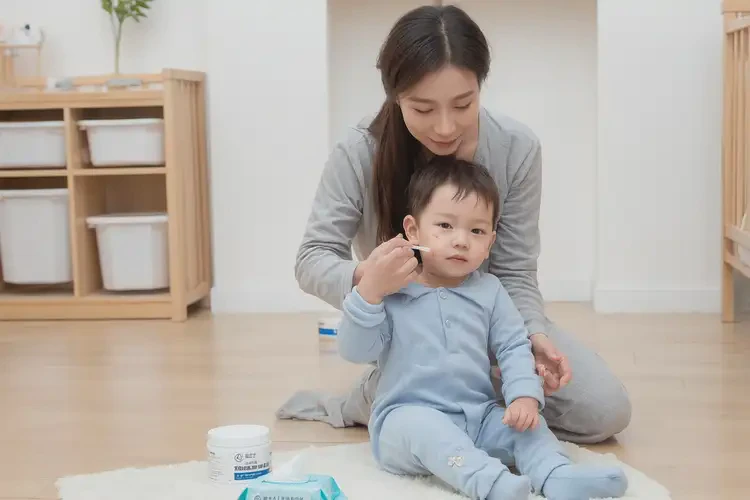 嬰幼兒脖子上容易長濕疹不管它會自己好嗎(圖1)