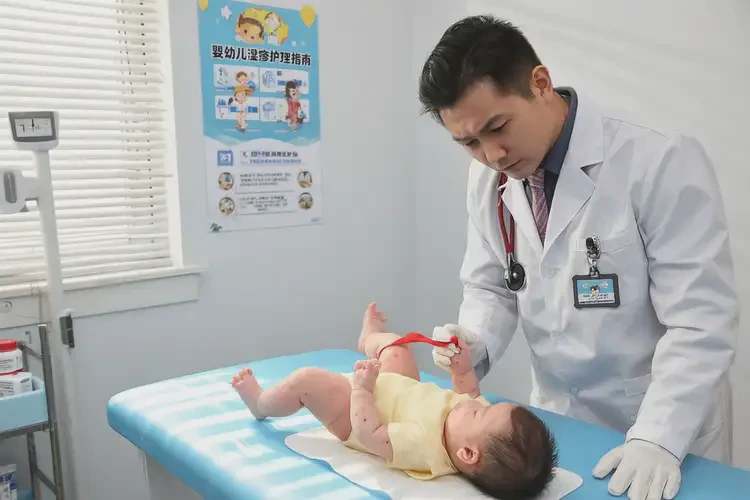 寶寶大腿上長濕疹不管它會自己自愈嗎(圖1)