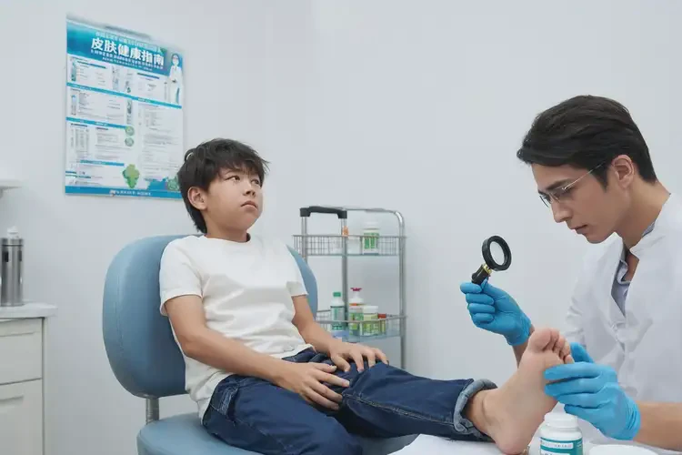 青少年腳上容易起濕疹不管它會自己自愈嗎(圖1)
