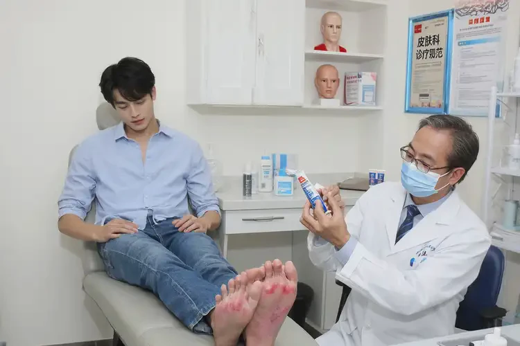 男生腳上偶爾長濕疹能夠徹底治愈嗎(圖3)