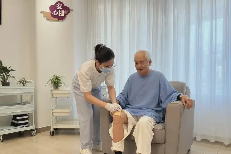 老年人屁股上容易长湿疹不管它会自己好吗(图1)