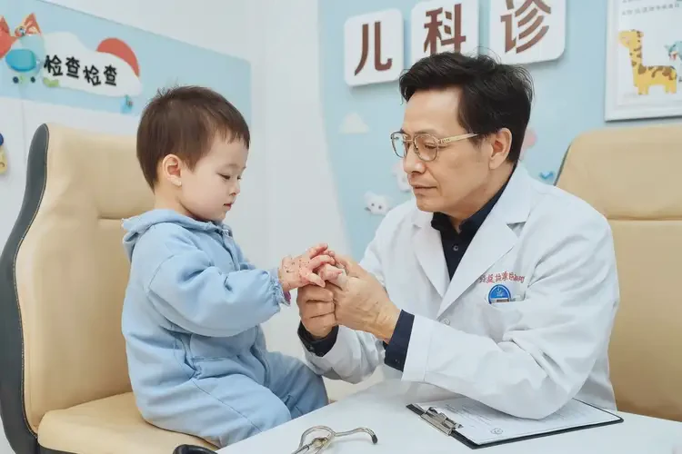 幼儿手上容易长湿疹不管它会自己自愈吗(图1)