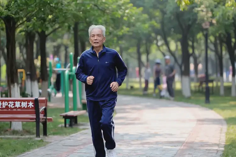 老年人手臂上偶爾起濕疹可不可以根治(圖1)