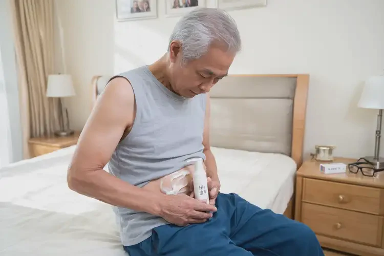 老人肚子上出現(xiàn)濕疹能靠自己自愈嗎(圖2)