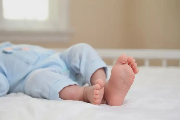 新生兒腳上出現(xiàn)濕疹能夠徹底治愈嗎(圖1)